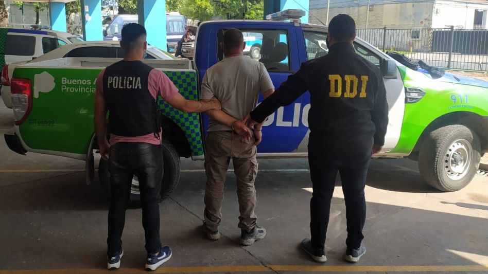 El hombre acusado de abusar de sus hijas está preso en la Unidad 38 de Sierra Chica. La imagen corresponde a cuando fuera detenido en el conurbano bonaerense el pasado viernes 16 de abril. ARCHIVO/EL 