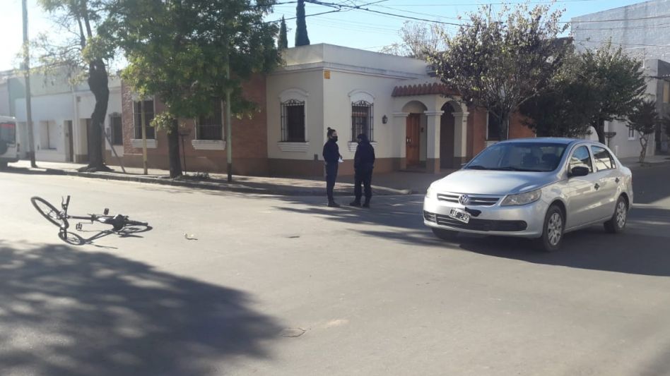 En horas de la mañana de hoy, en Yrigoyen y Leyria colisionaron un auto y una bicicleta.
