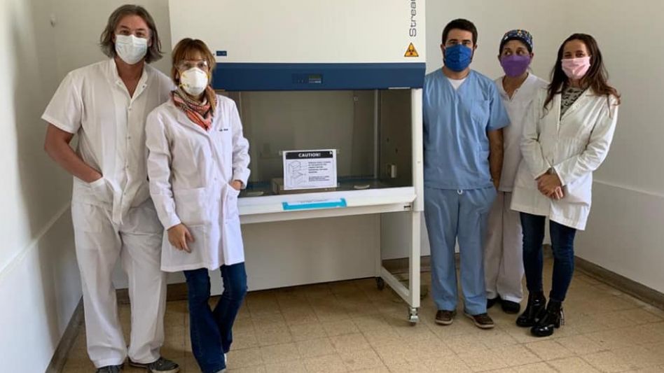 La Cabina de Seguridad Biológica del Laboratorio de Bacteriología y la leyenda que reconoce el trabajo de la cooperadora.