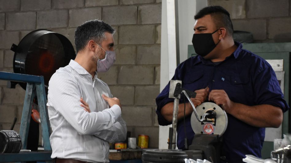El director ejecutivo de ARBA, Cristian Girard, recorre una pyme bonaerense.