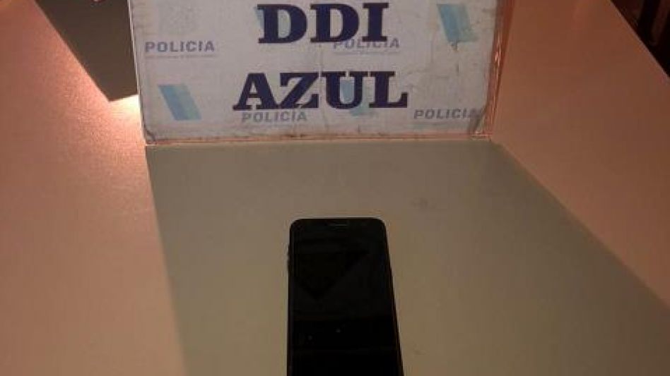 Policías de la DDI Azul realizaron el allanamiento donde secuestraron un teléfono celular del sospechado de este caso de grooming. DDI AZUL/PBA