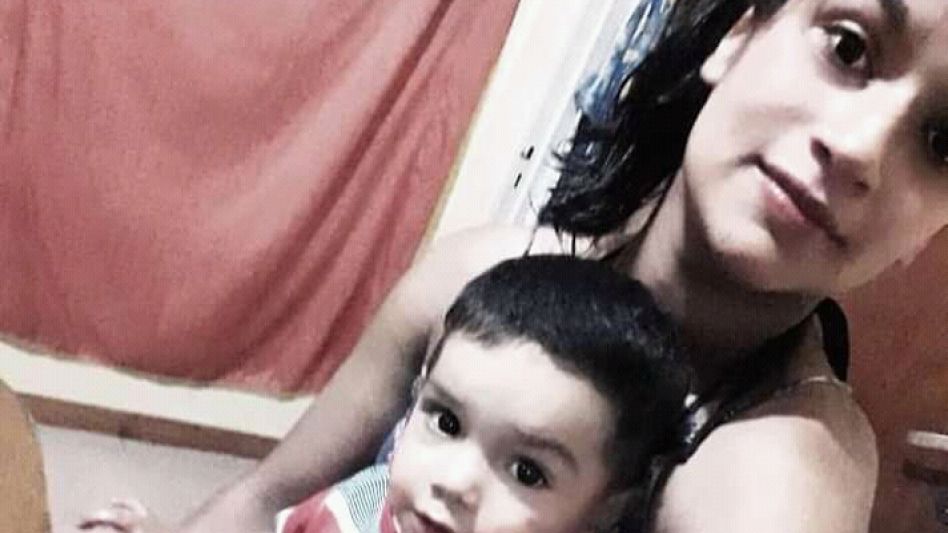 Cintia con su hijo. La joven está ansiosa por tener su propio espacio donde vivir.                