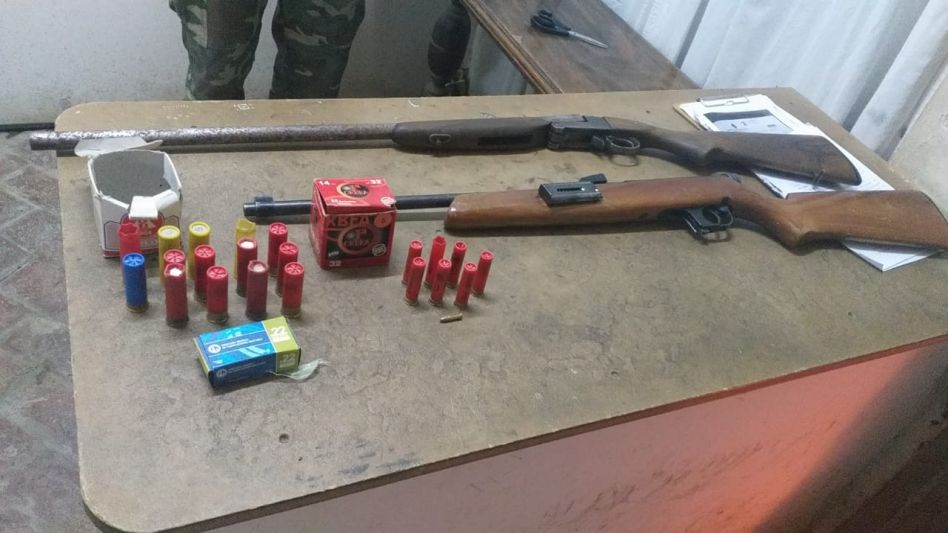 Una escopeta y una carabina. Dos de las armas de fuego incautadas en uno de estos allanamientos. CPR AZUL/PBA