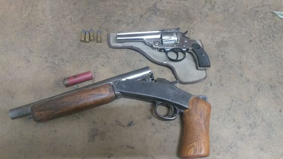 Policías secuestraron varias armas   de fuego durante dos allanamientos