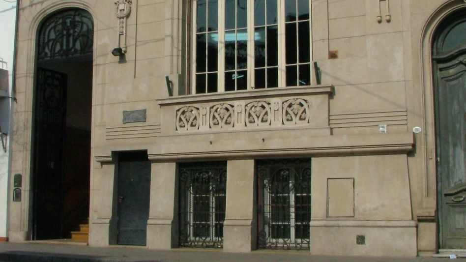 La fachada de la Biblioteca Popular de Azul ?Bartolomé J. Ronco?. 