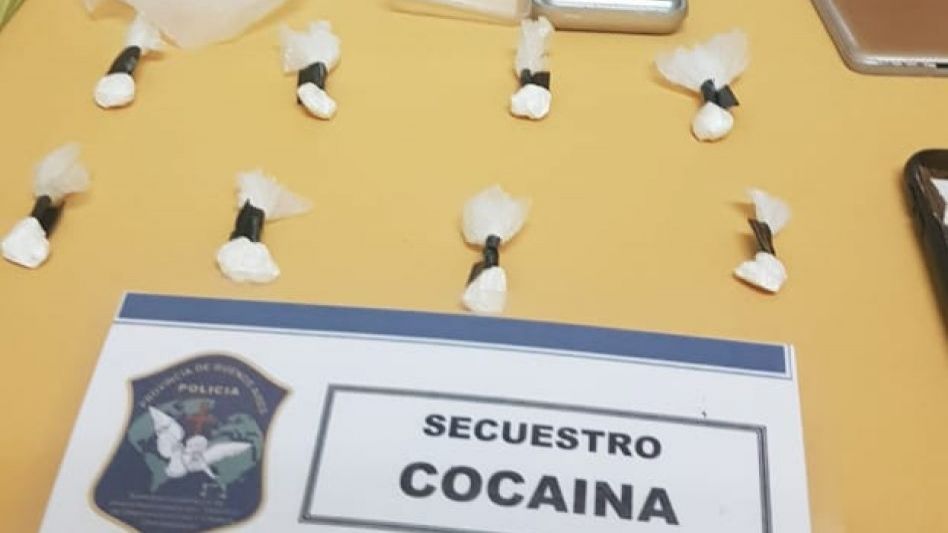 Pequeñas dosis de cocaína, al parecer ya listas para ser comercializadas al menudeo, tenía el acusado de esta infracción a la ley de estupefacientes cuando resultara aprehendido.