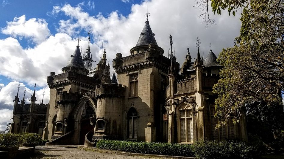 El Palacio Naveira, en Luján, un lugar para soñar con la Edad Media y encontrar a la Bella Durmiente