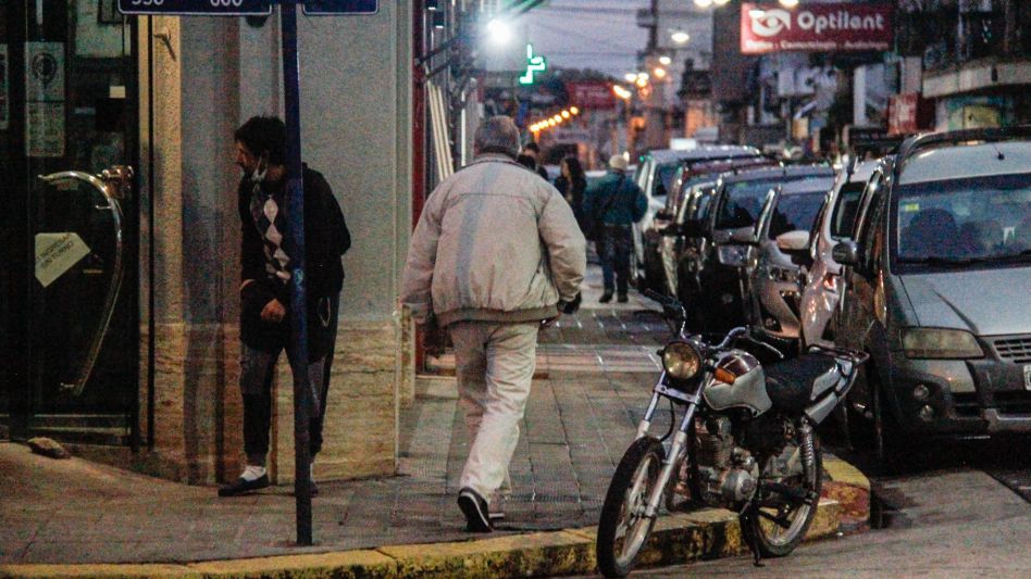 El jefe de gabinete bonaerense, Carlos Bianco, dio a conocer ayer que hay seis ciudades de la provincia que retroceden a Fase 2. Azul, por su parte, continuará en la 3. ANGIE DÍAZ JACQUOT