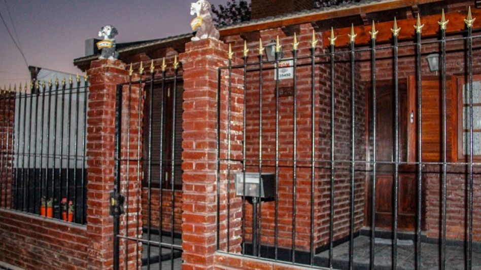 La casa donde el ilícito sucedió el pasado domingo por la tarde. El inmueble está ubicado sobre la calle Leyría, en el Barrio Urioste.    ANGIE DIAZ JACQUOT