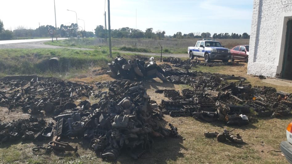El procedimiento, durante varias horas, se llevó a cabo ayer jueves. Permitió incautar miles de repuestos de vehículos automotores. FOTOS Y VIDEOS: DDI AZUL/PBA