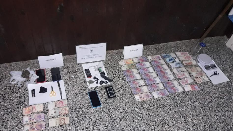 En Cacharí arrestaron al dueño de un almacén, sospechado de vender estupefacientes al menudeo. Fue en uno de los tres allanamientos que, en el marco de esta investigación, se hicieron en las primeras 