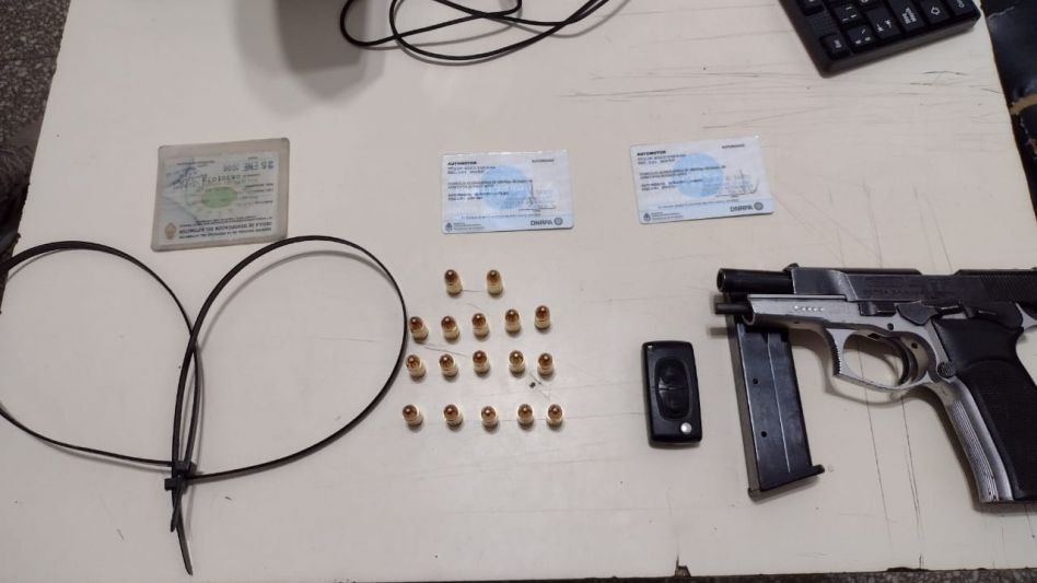Una pistola calibre 9 MM que tenía su número de identificación suprimido, proyectiles y precintos de plástico fueron hallados en poder del hombre que está detenido por este hecho. 