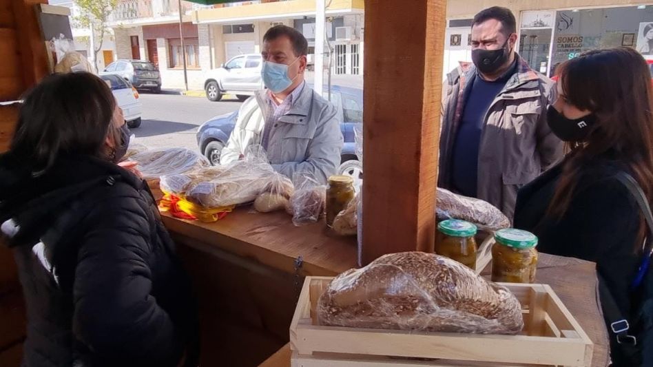 Los microemprendedores junto al Intendente y funcionarios municipales en la Plazoleta de la Madre.   PRENSA MUNICIPAL.   