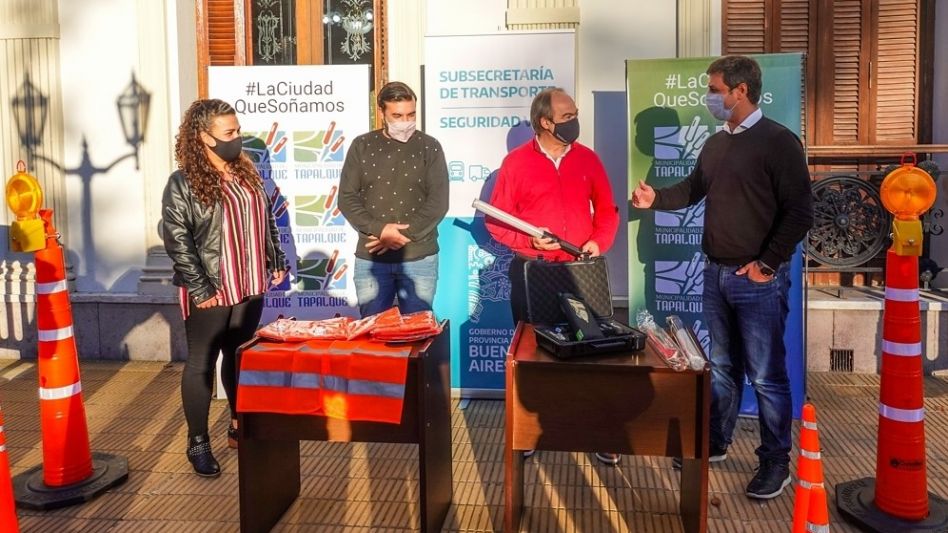 El momento de la entrega de las herramientas para contribuir con los operativos de seguridad vial en Tapalqué. PRENSA MUNICIPALIDAD DE TAPALQUÉ