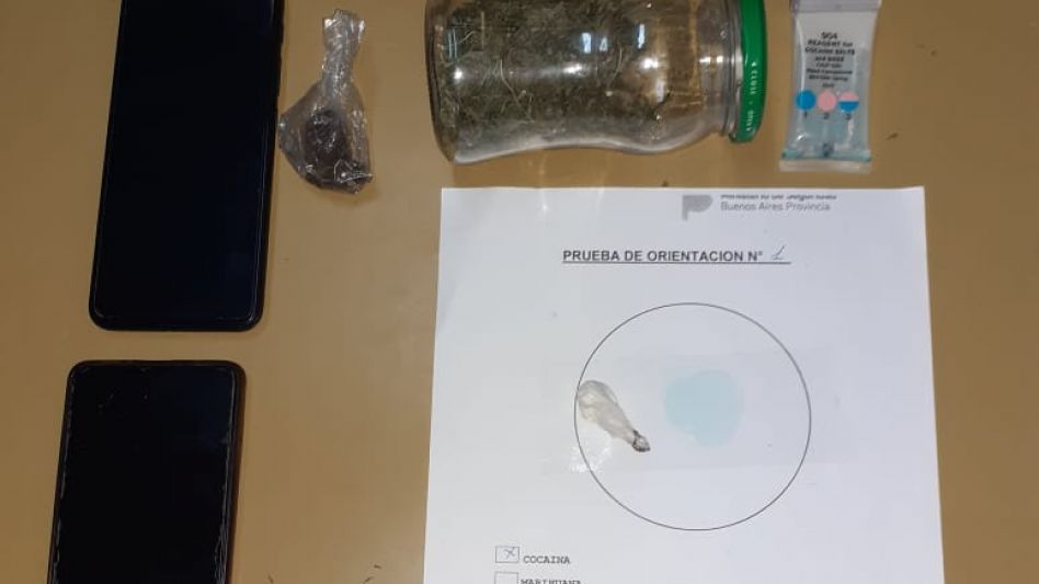 Dos mujeres y tres varones habían sido arrestados en la Plaza San Martín de Cacharí, cuando en su poder tenían marihuana y cocaína. FOTOS: SUBCOMISARÍA CACHARÍ