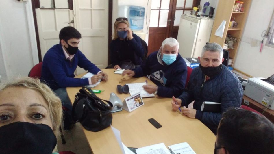 Integrantes del Plenario de Comisiones Vecinales el día que mantuvieron una reunión de trabajo con el funcionario municipal a cargo de la Secretaría de Desarrollo Social.