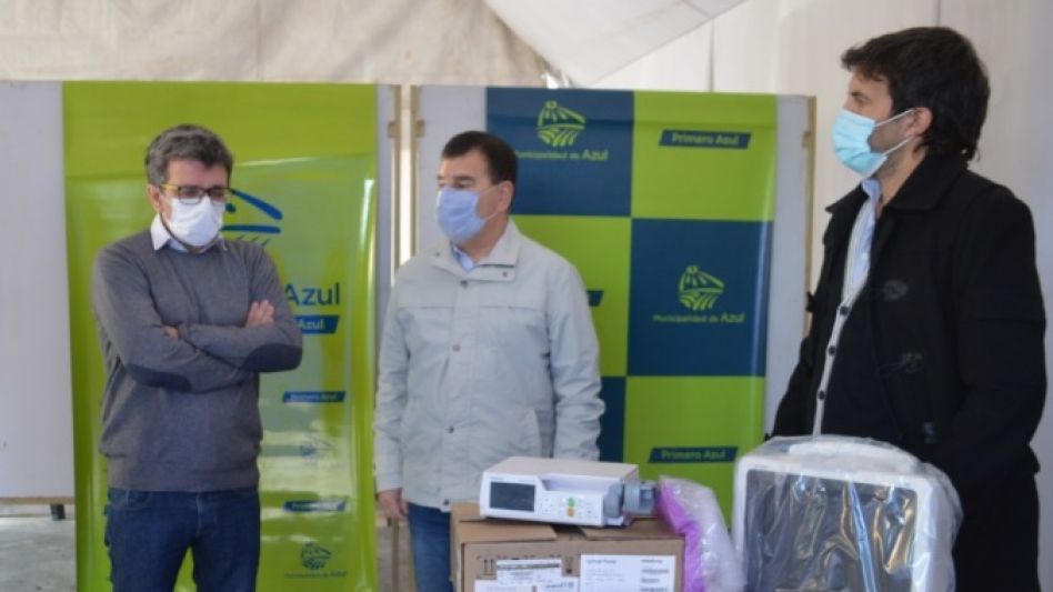 Darío Gayoso, funcionario provincial, durante la entrega de equipamiento realizada ayer en el Hospital. Acompañado por el intendente Hernán Bertellys y Ramiro Borzi, titular de la Región Sanitaria IX.