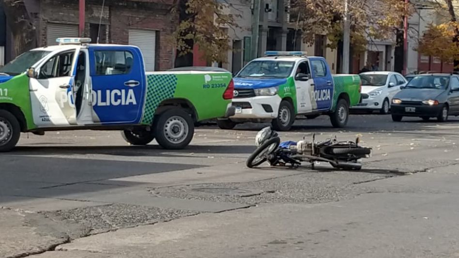 Chocaron una moto y una camioneta F-100