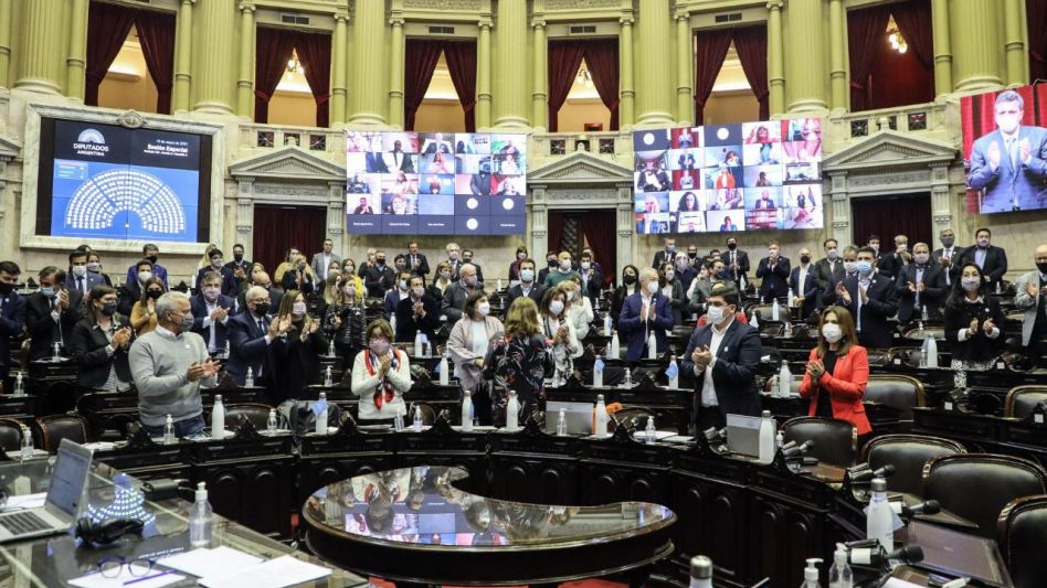 Diputados recordó a Meoni, y Massa, emocionado, bajó del estrado a una banca para homenajearlo