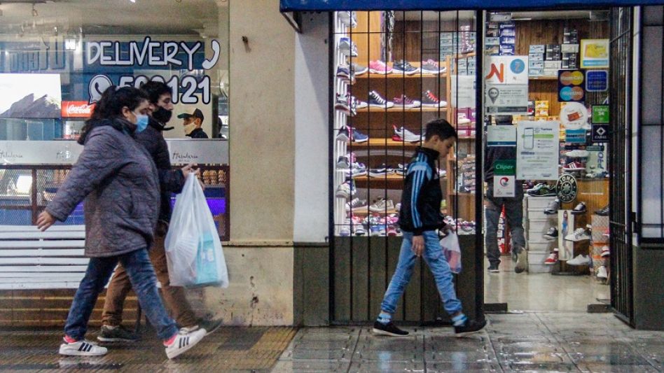 Los comercios esenciales abren sus puertas ahora hasta las 18. Los considerados no esenciales, en tanto, sólo pueden funcionar mediante la modalidad ?delivery?. ANGIE DÍAZ JACQUOT