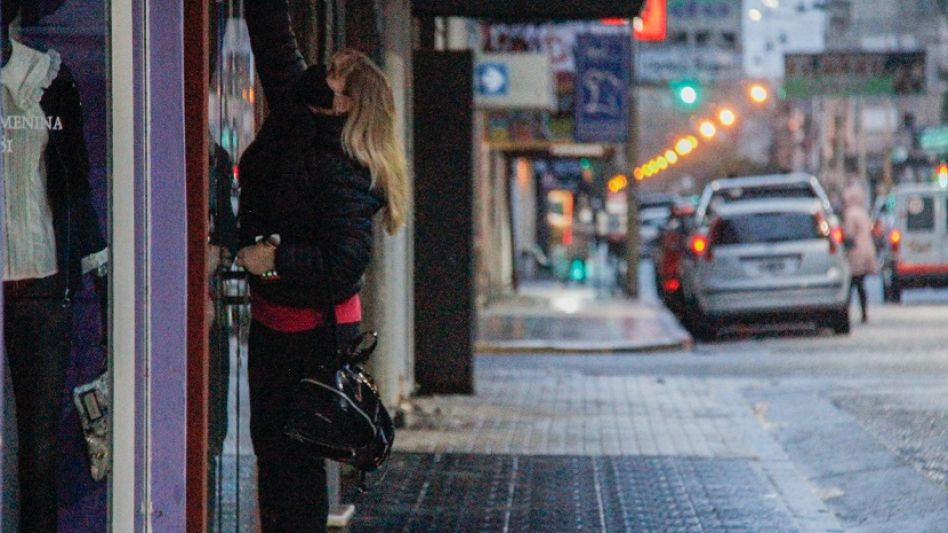 Una imagen que ayer a la tarde, alrededor de la hora seis, comenzaba a verse en los comercios del centro: cerrando ya sus puertas. ANGIE DÍAZ JACQUOT