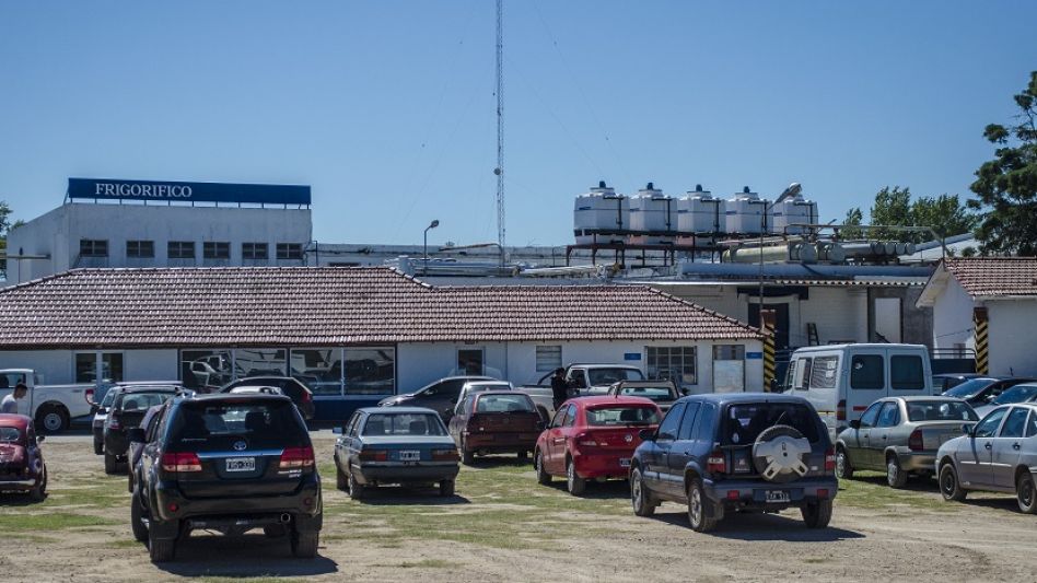 El frigorífico de Azul. Su capacidad de empleo, según lo señalado días atrás por responsables de la firma, podría verse afectada a causa de este nuevo cierre de exportación de carne dispuesto por el a