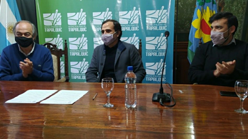 El momento de la firma del contrato. PRENSA MUNICIPAL/TAPALQUÉ