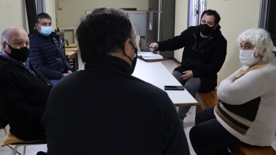 El edil peronista junto a los vecinos del barrio ?El Cristo?, en ese sector habitan un centenar de azuleños y muchos no cuentan con los servicios básicos.