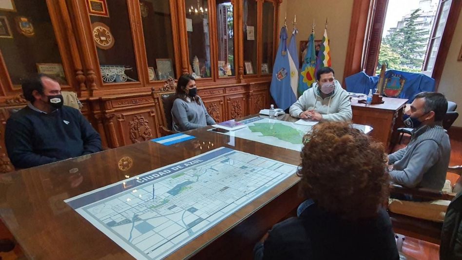 Autoridades municipales, de la Escuela Técnica N° 2 y del Frigorífico Azul Natural Beef S.A. se reunieron para coordinar la puesta en marcha del programa de Capacitación 4.0 de Desarollo.