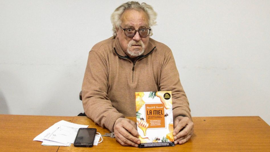 Pascual Tancredi cuando visitó la redacción de diario EL TIEMPO y mostró un ejemplar de la quinta edición de su libro sobre los usos medicinales de los productos de la colmena. ANGIE DÍAZ JACQUOT