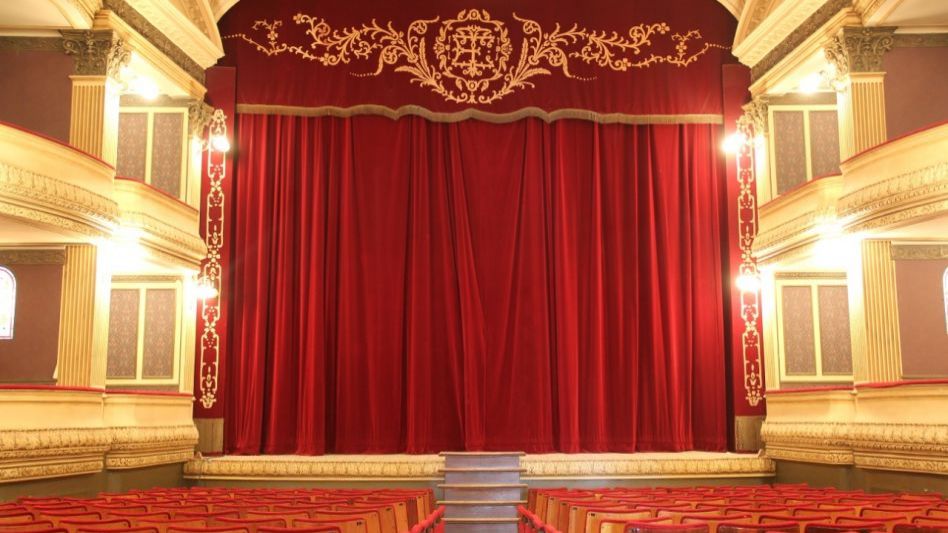 Con la adhesión de la Asociación Española y el Teatro Español de Azul