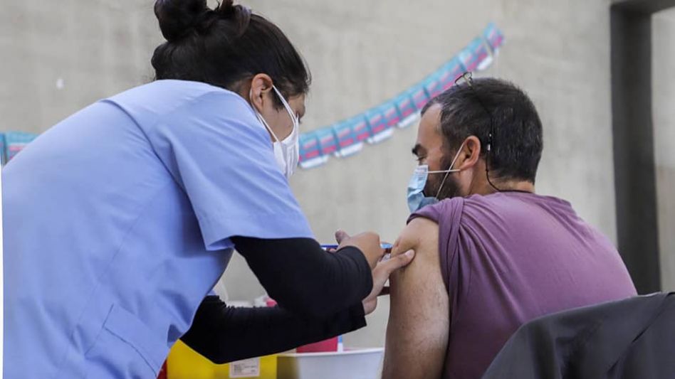 La Provincia relanza la campaña de inscripción para vacunarse con eje en grupo de 18 a 39 años