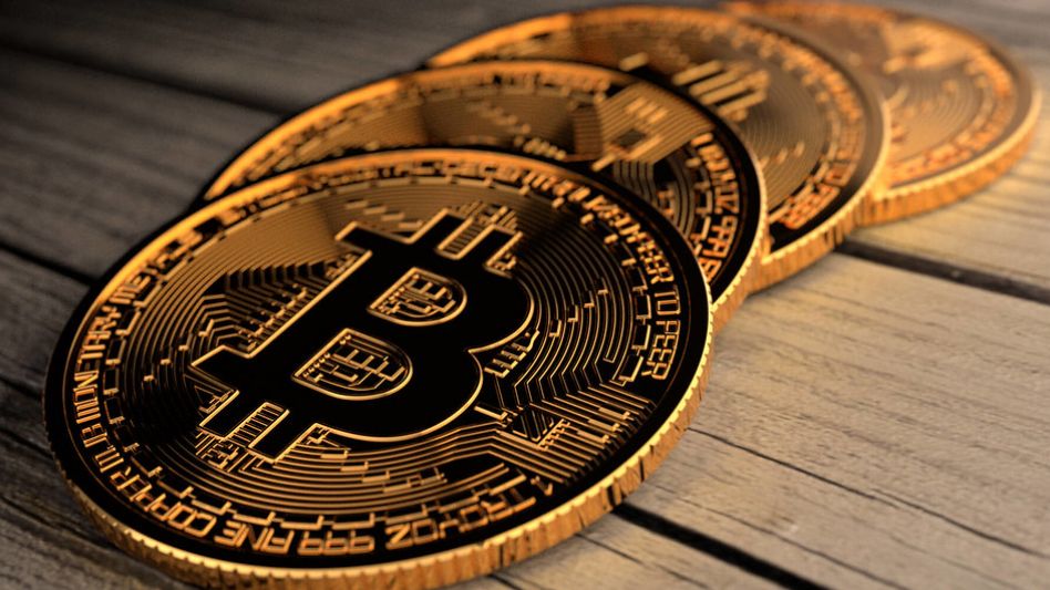 ¿Estás pensando en sumarte a la ola Bitcoin? Quizás te convenga tener en cuenta estos dos pronósticos 