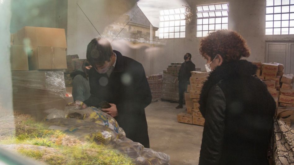 Castagneto y Bustos durante la recorrida por el espacio donde el Consejo Escolar acopió alimentos del SAE. 