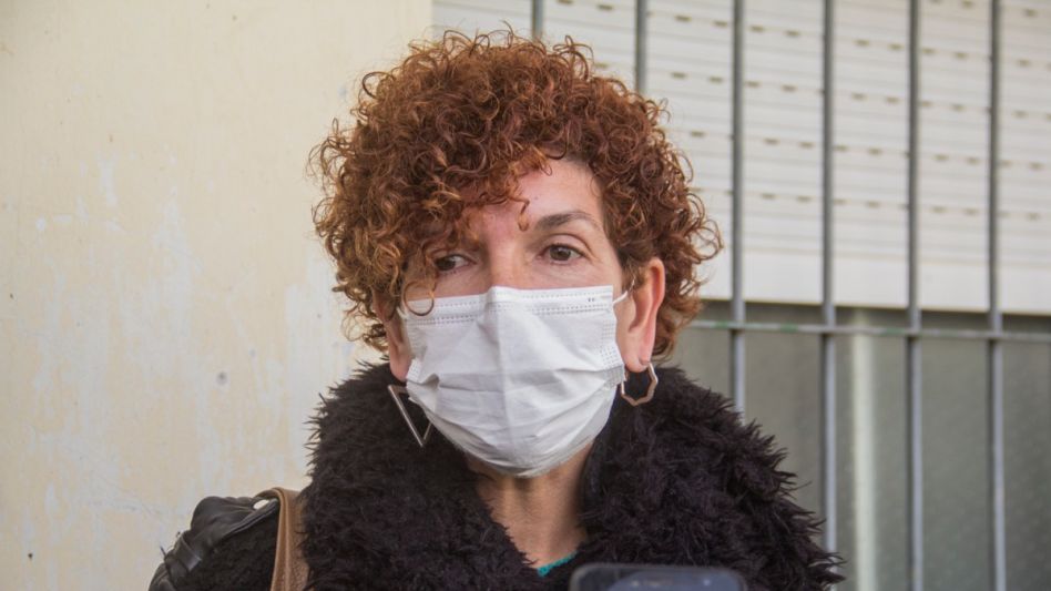 La Jefa Distrital de Educación, Claudia Bustos, el lunes cuando acompañó al director del SAE a verificar el estado de los alimentos acopiados en el SUM de la Escuela 504