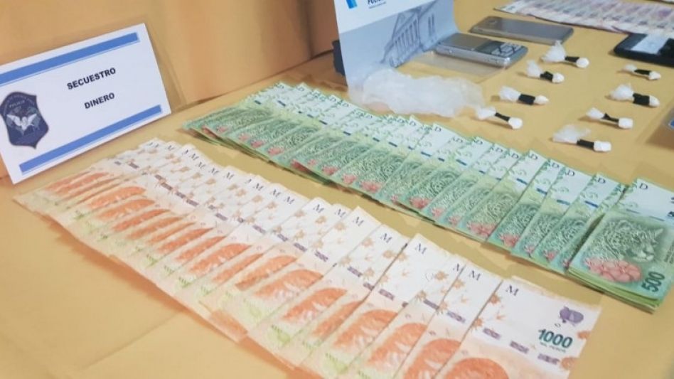 Los elementos incautados durante los allanamientos que en marzo pasado derivaron en la aprehensión del repartidor de bebidas. ARCHIVO/DROGAS ILÍCITAS AZUL/PBA