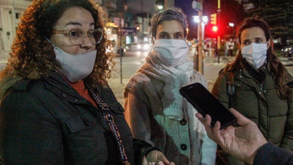 Vanesa, Eliana y Lucía, integrantes de la agrupación que organiza esta movilización para pedir por la vuelta de los chicos a las aulas. ANGIE DÍAZ JACQUOT