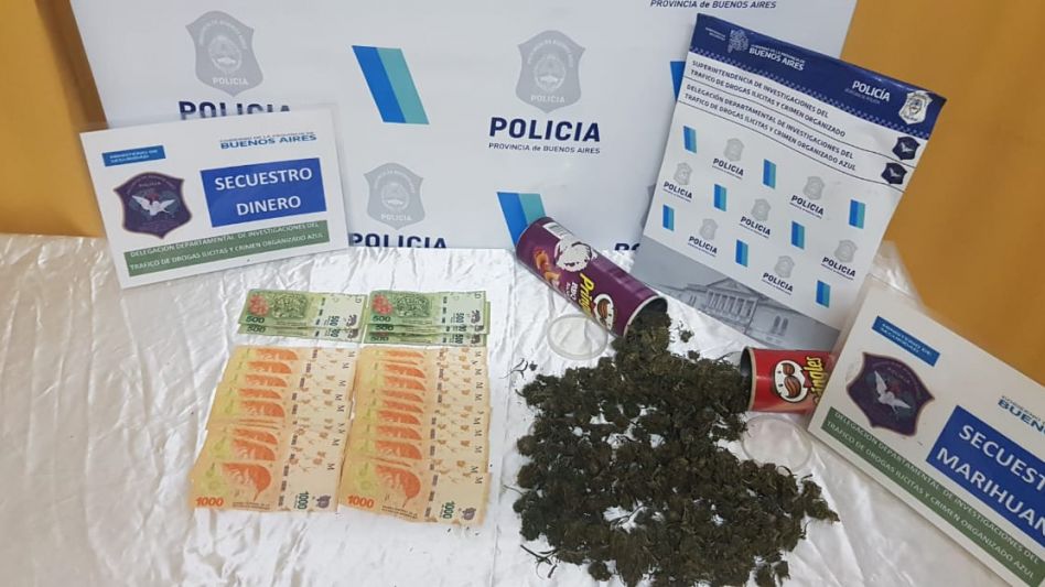 Flores de marihuana. Las incautó personal policial en poder de un joven que fue arrestado ayer y hoy recuperó la libertad. DROGAS ILÍCITAS AZUL/PBA