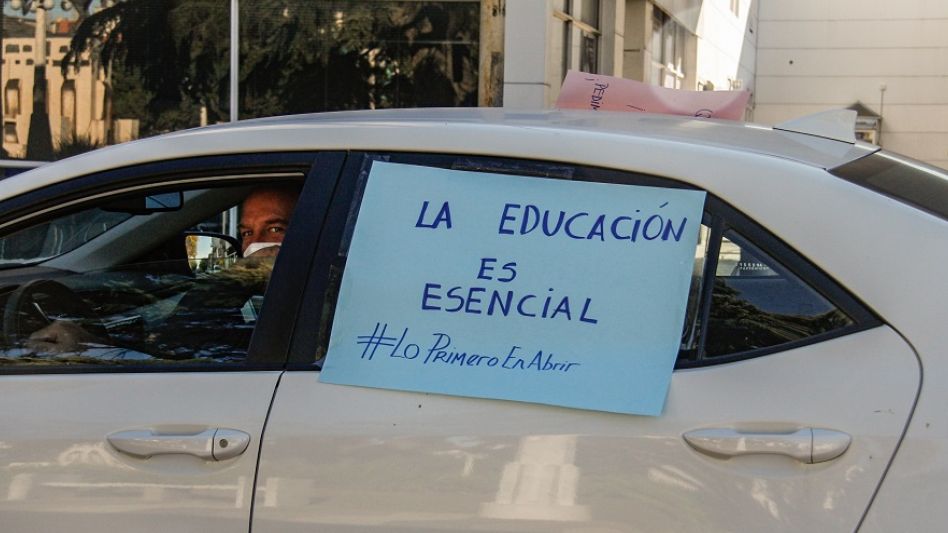 ?La educación es esencial? marcaba uno de los carteles que se pudo ver en la caravana de ayer en esta ciudad. ANGIE DÍAZ JACQUOT