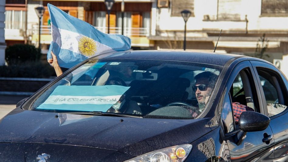 ?La escuela es segura? y la bandera nacional, otra postal de la caravana por la vuelta de la presencialidad en las escuelas.