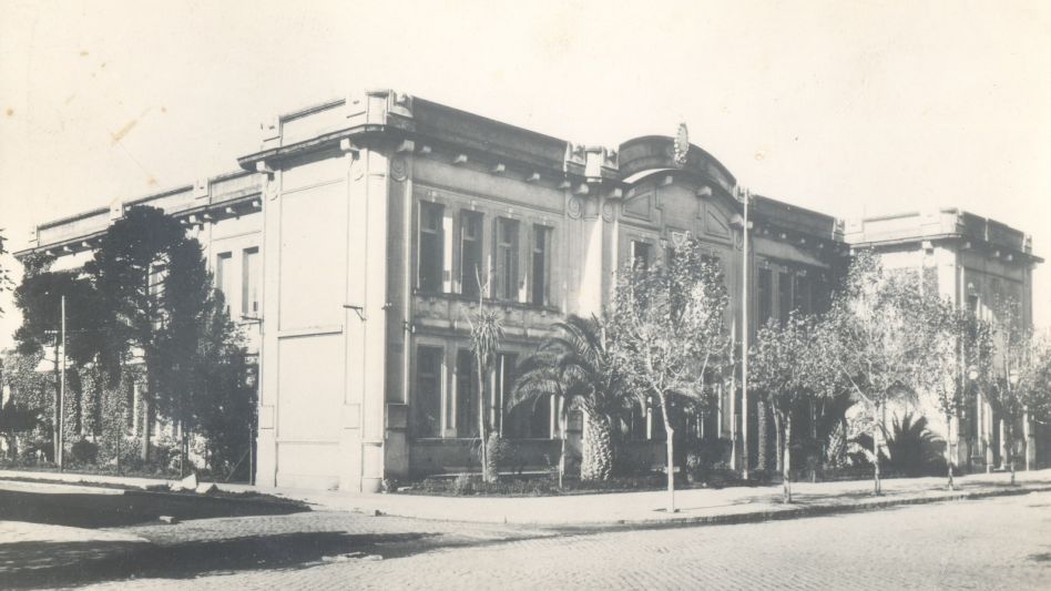 El edificio de la Escuela N° 17, en la esquina de Av. Mitre y España, fue inaugurado oficialmente el 25 de mayo de 1914. GENTILEZA MARCOS DELUCA