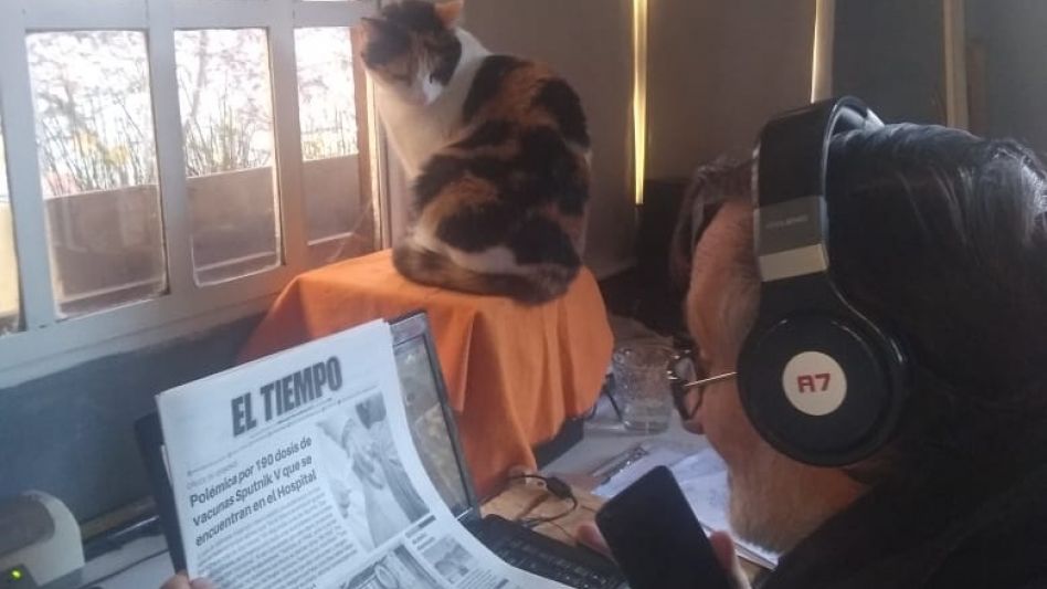 Un momento del programa de radio leyendo la tapa de diario El Tiempo bajo una estricta mirada