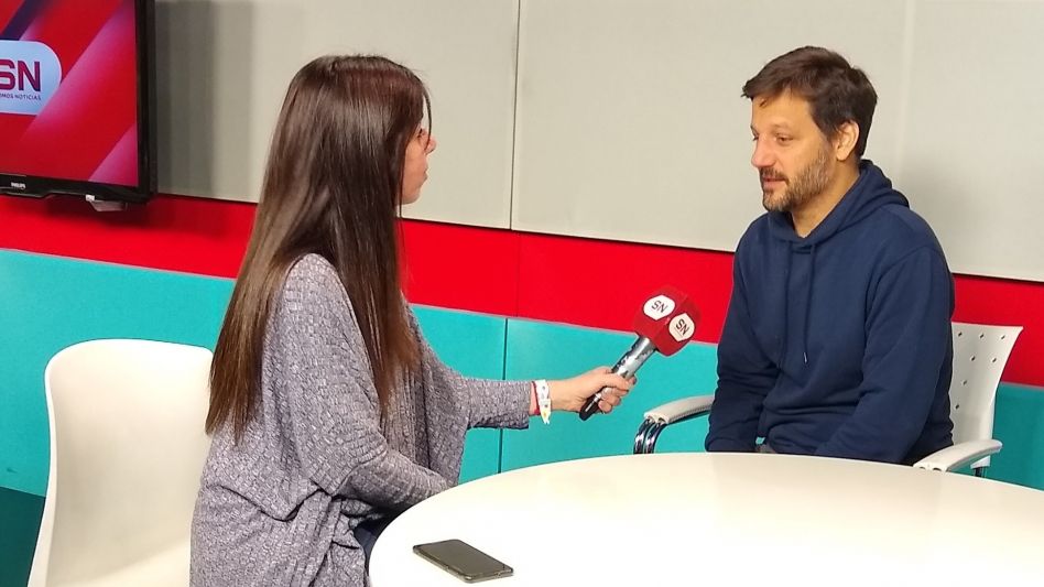 Entrevistando al actor Rodrigo de la Serna o subida a un avión. La noticia suele tener mil caras; y desde el noticiero en el canal local ?la Gringa? pone su especial impronta para contarlas a diario.