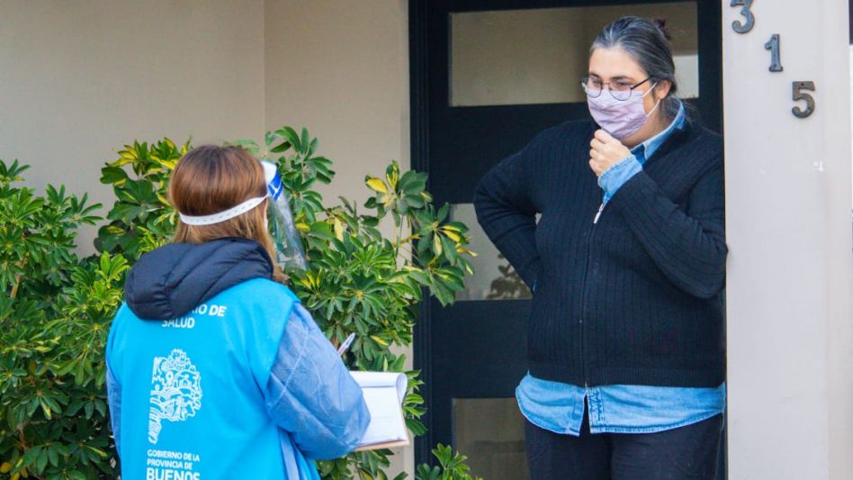 Equipos de agentes sanitarios y becarios del Programa Vacunate recorrieron la zona céntrica de Tapalqué realizando un cuestionario para la detección de posibles casos de Covid. PRENSA MUNICIPALIDAD DE
