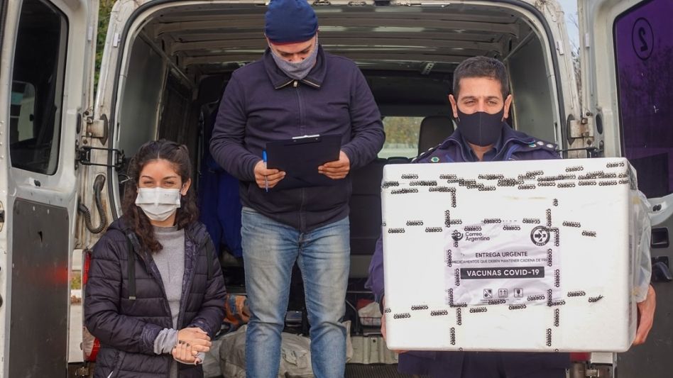 El viernes pasado arribaron a la posta ubicada en la Escuela Municipal de Artes y Oficios, 3100 vacunas Covishield (AstraZeneca-Oxford) destinadas a la inmunización de vecinos de Tapalqué. PRENSA MUNI