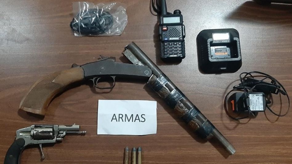 Armas, cartuchos y un handy 
