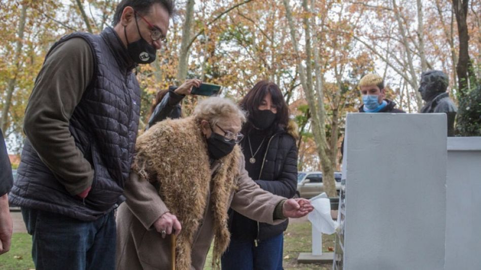 Marylin y su sobrino quienes descubrieron la placa conmemorativa por De Pol.   NICOLÁS MURCIA        