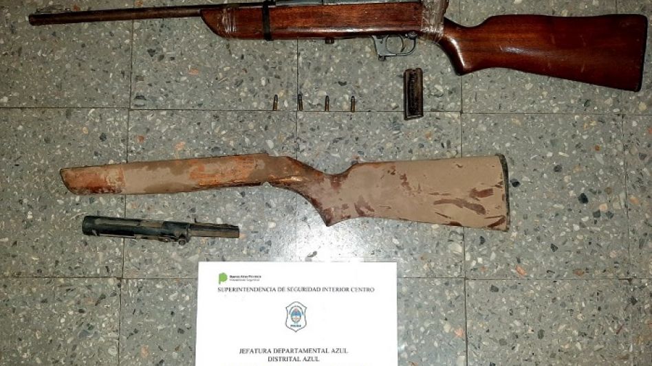 Los elementos incautados ayer en este allanamiento, que tuvo como escenario una casa ubicada sobre la calle Cortázar de Chillar. EPDS AZUL/PBA