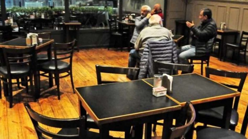 Dueños de bares y restaurantes se plantan ante las restricciones y abrirán a partir de mañana
