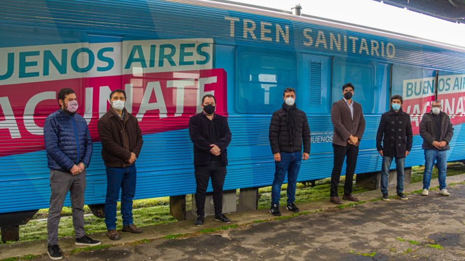 Dirigentes políticos de la provincia y de esta ciudad se hicieron presentes ayer en la estación del ferrocarril para recibir al Tren Sanitario. NICOLAS MURCIA